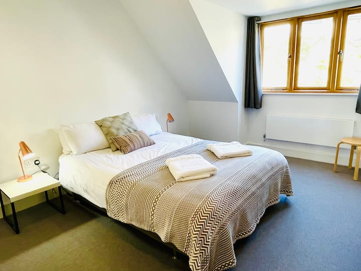 Dormitorio 2 con cama doble y baño privado