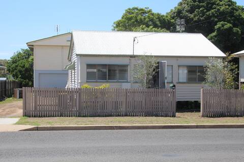 Stylish Beach Cottage - close to the Pier