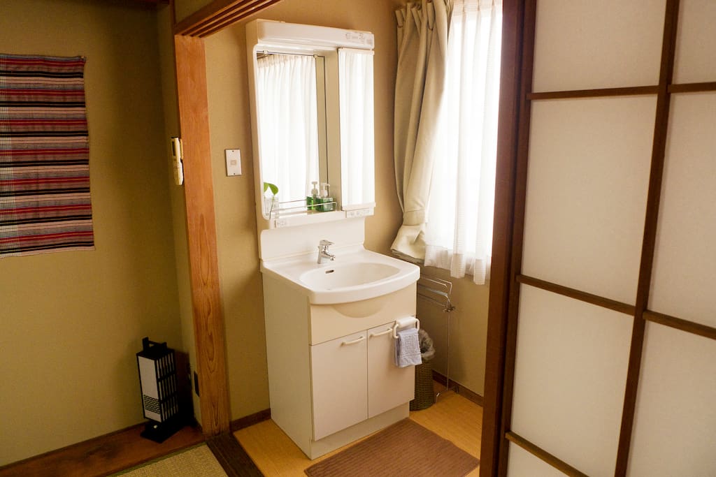 Sink/vanity console room, located in each room.