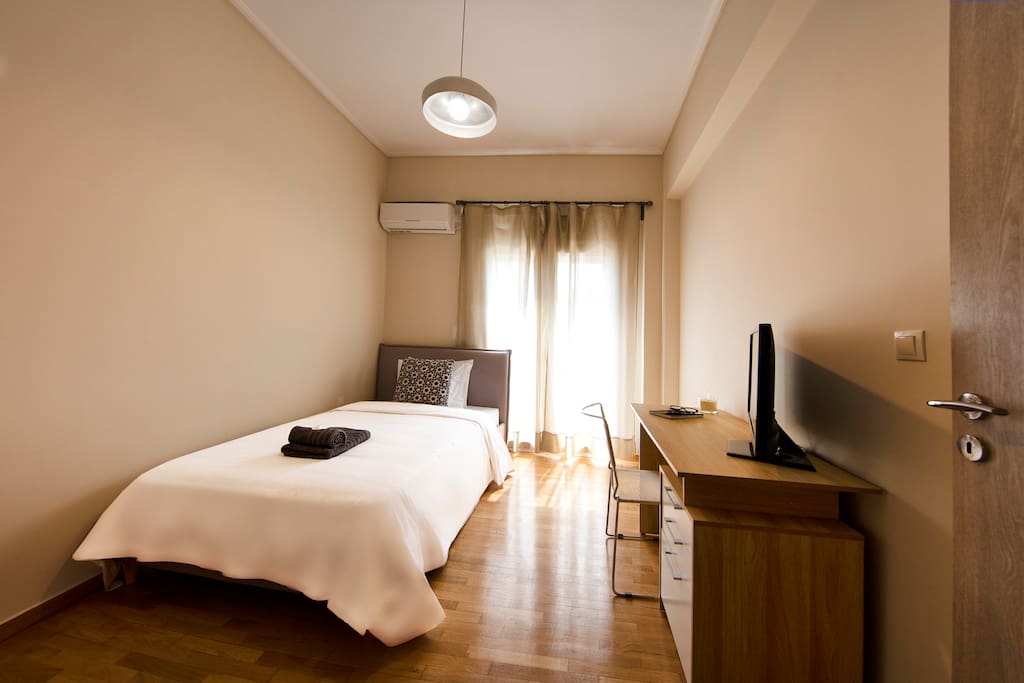 Bedroom 2: Single bed