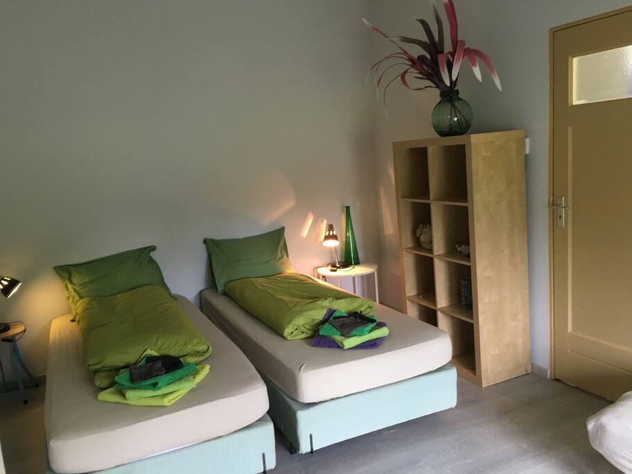 2e ruime slaapkamer met 2 x 1 persoon boxspring bedden en kledingkast.
Op aanvraag kunnen we een kinderbed of campingbedje plaatsen.