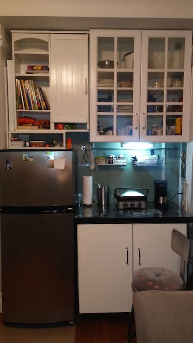 Small kitchen for quickly snacks and coffee/teas.