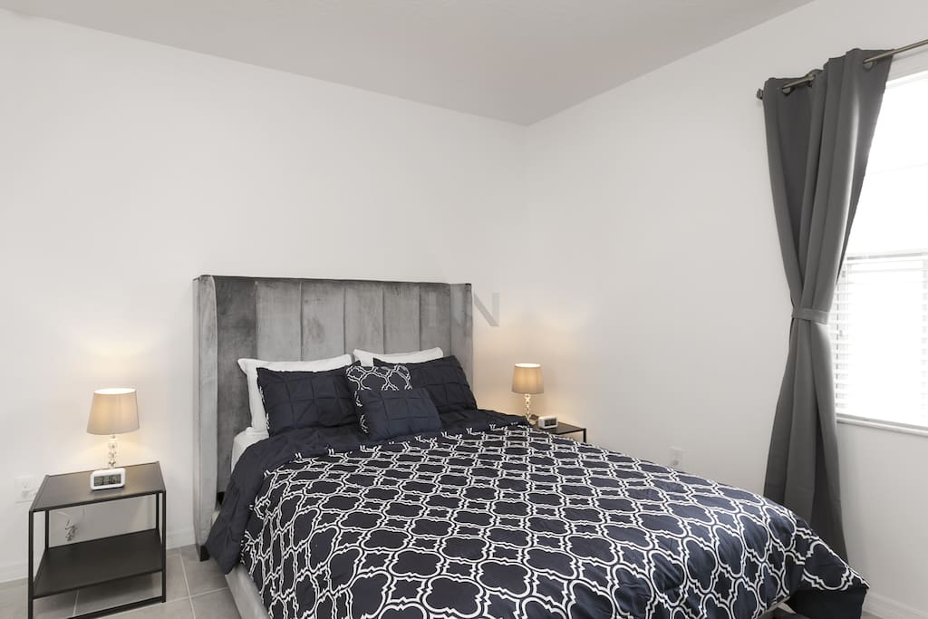 1 Queen Bed