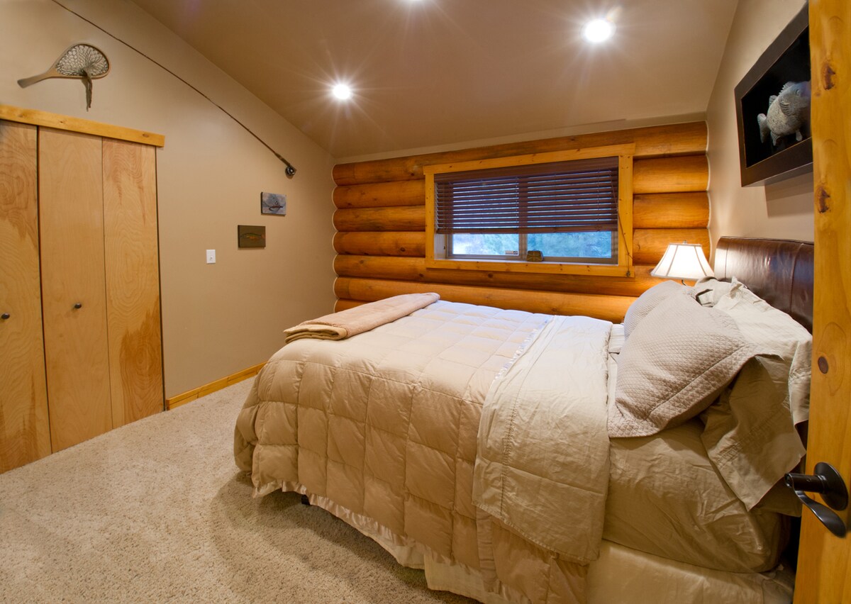 Fischerzimmer mit einem großen Vintage-Lederbett.