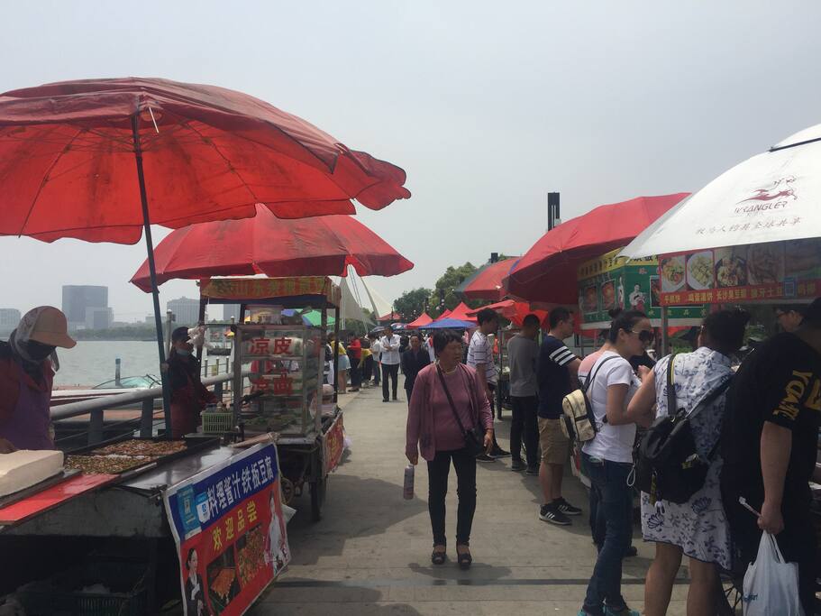 滴水湖广场美食一条街
