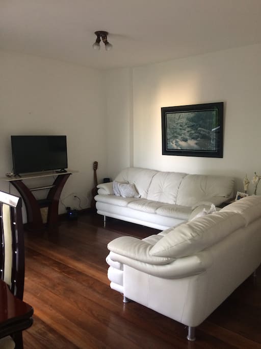 Sala de Estar com TV a cabo e varanda