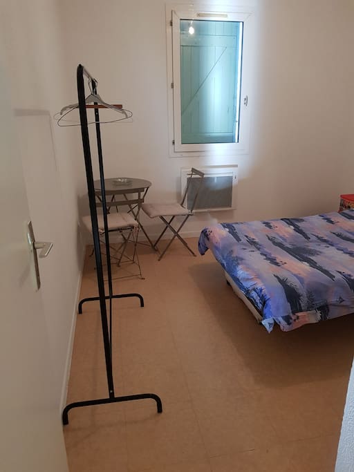 suite la chambre avec sa table pour servir de bureau si besoin