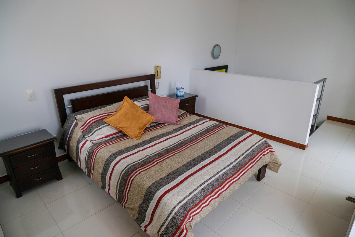 主卧配有双人床/主卧配备双人床