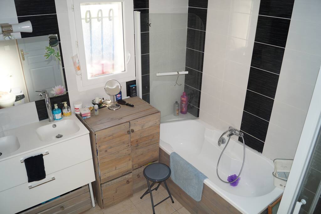 salle de bain avec douche et baignoire