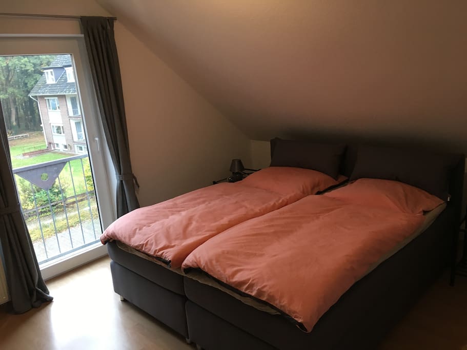 Schlafzimmer mit großem Schrank und Fernseher