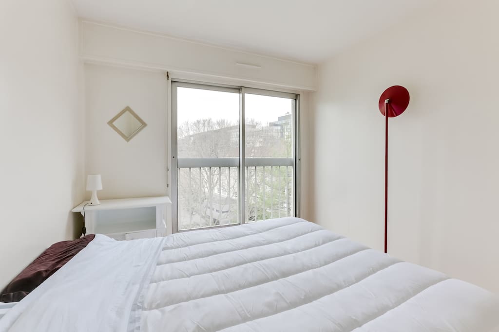 Chambre avec grand lit double donnant sur la terrasse