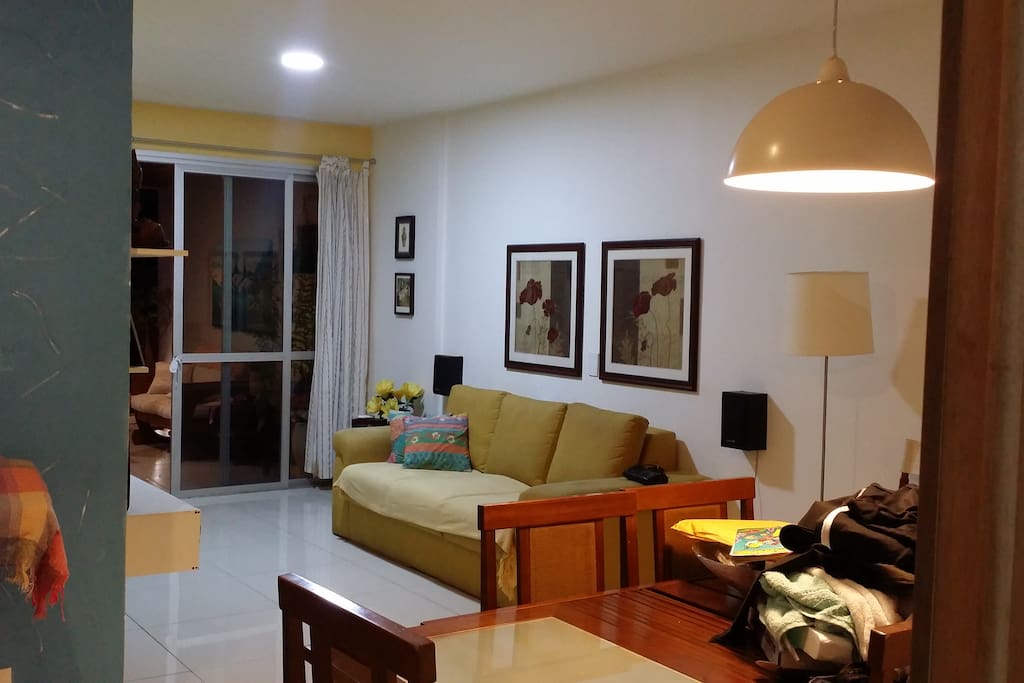 Sala de visitas ampla e bem mobiliada