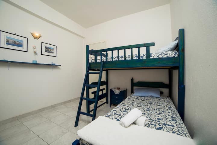 二楼的第三间客房配有双层床！