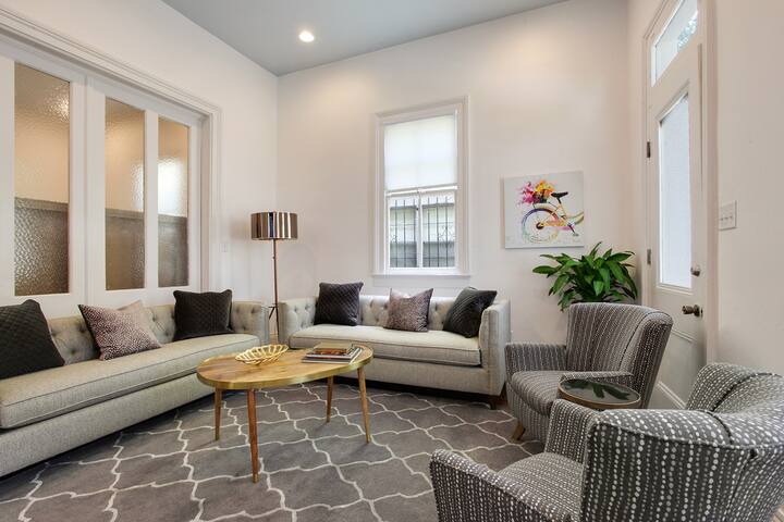 Upscale Oasis – Great For Groups – Close to FQ! gallery image 2