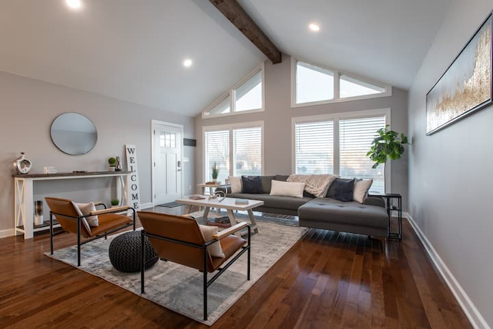 Stunning Modern Farmhouse with Mountain Views!!