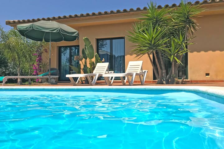Villa 8P-4Bedr-Pr.pool-WiFi-big garden-600m BEACH