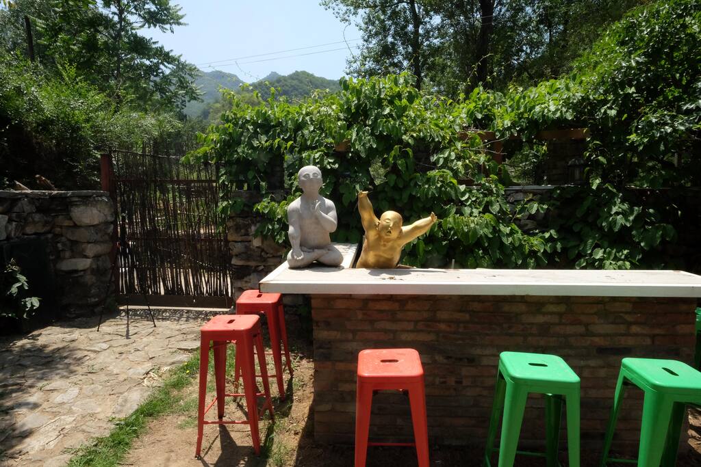 Garden with bar and Great Wall view