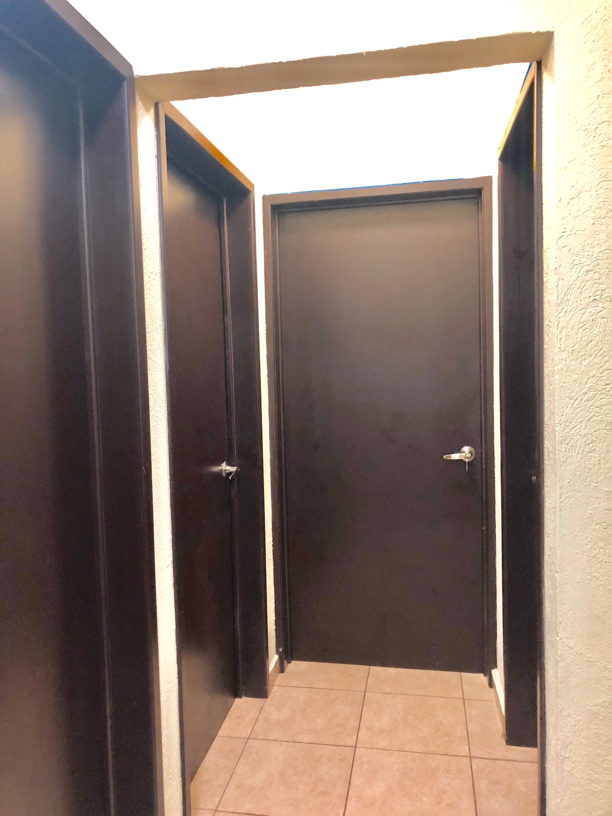 1e verdieping 3 slaapkamers en 1 halve badkamer; de belangrijkste heeft een inloopkast en een complete badkamer.