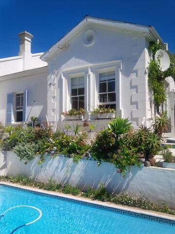 Sunny artist home in perfect location!