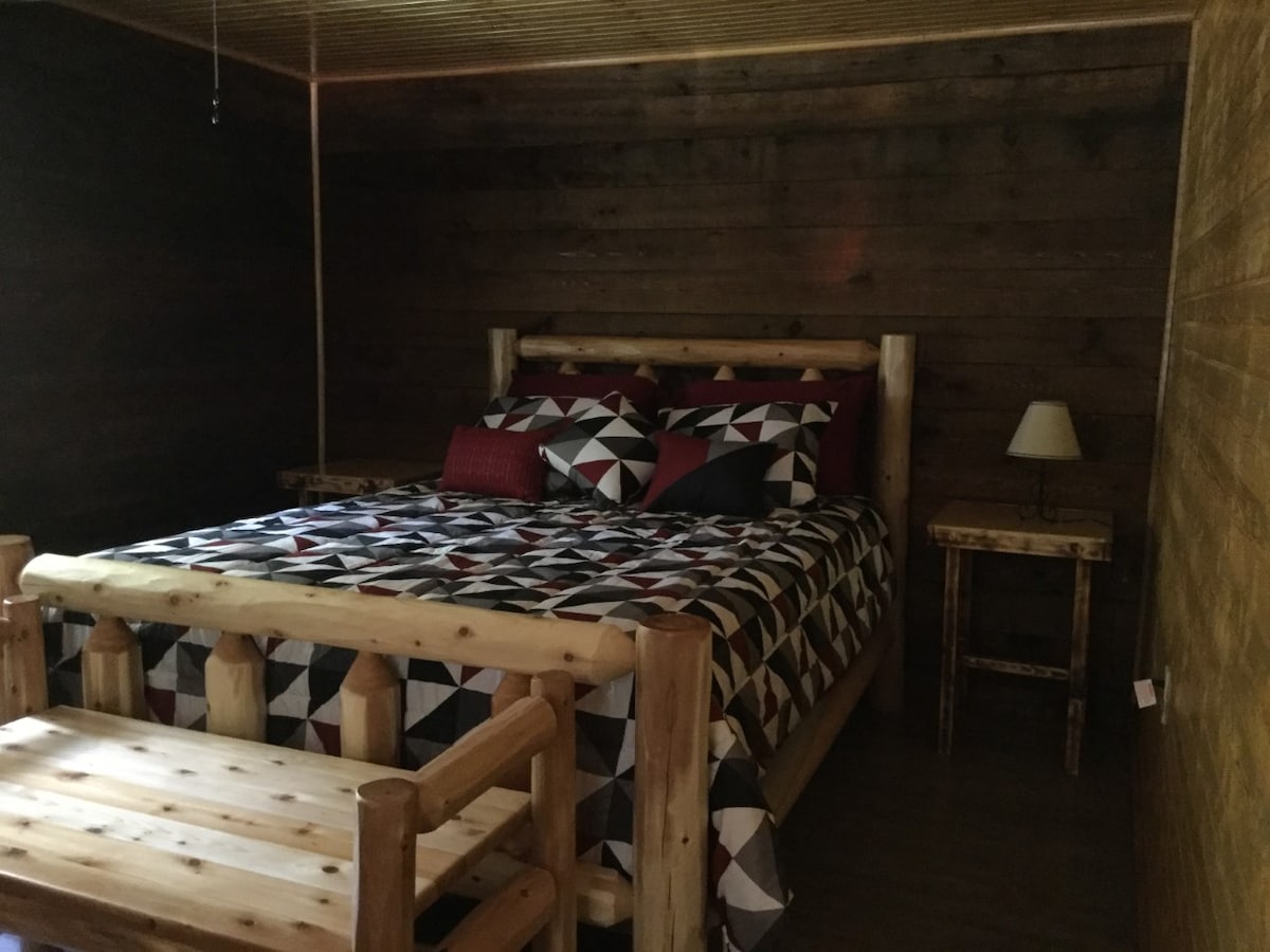 标准双人床卧室