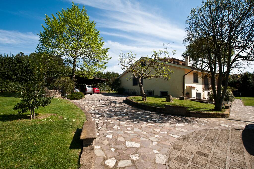 Giardino e parcheggio