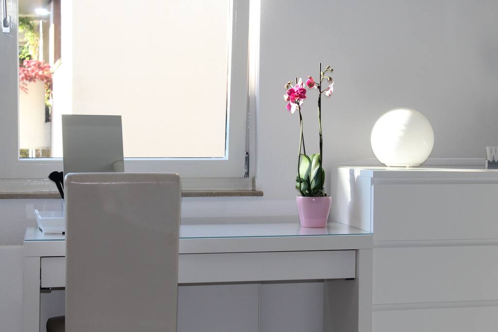 Schminktisch oder Schreibtisch im lichtdurchfluteten Zimmer! Fühl Dich zu Hause!