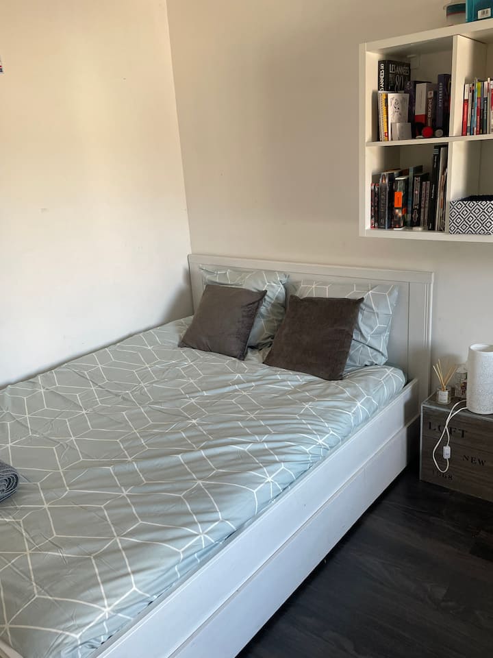 Спалня с двойно легло 
На приземния етаж