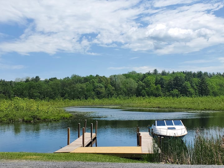 Cozy Waterside Home avec quai. Maisons à louer à Lake New