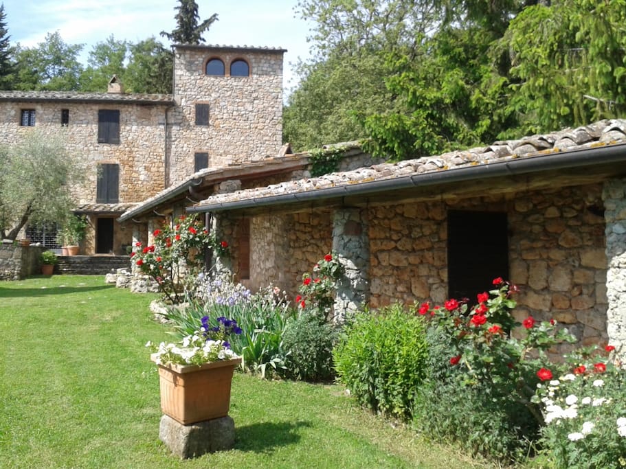 Vista Villa con prato all'inglese all'interno del borgo