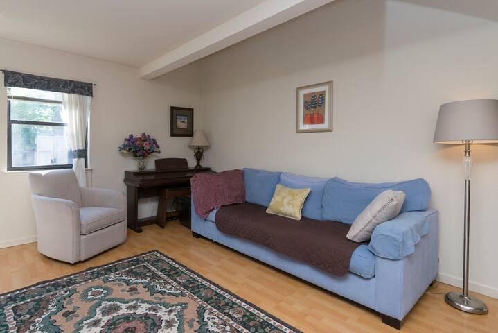 ** SPACIOUS 4BR, Minutes from California Ave ** gallery image 2