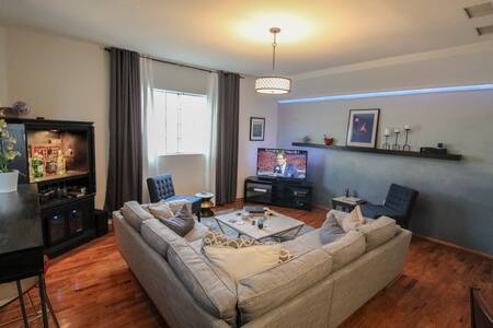 HOLLYWOOD SIGN VIEW ---- WITH PARKING!!!