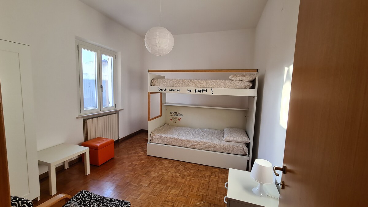 ห้องนอน 2 - เตียงสองชั้นพร้อมเตียงแบบดึงออกหลังที่ 3 หากจำเป็น