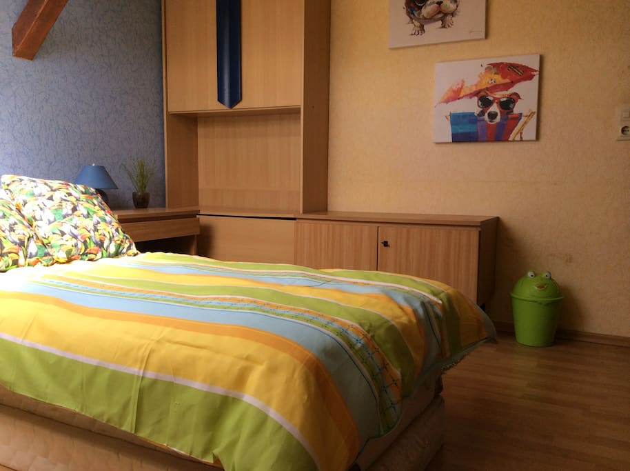 Bedroom with single bed