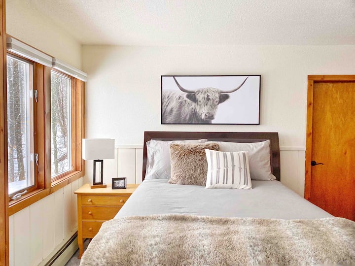 BR3- comfortable queen bed with soft cotton sheets