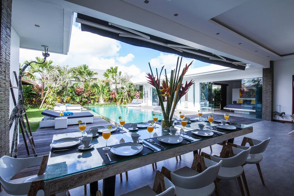 The amazing Villa Papyia, and its 4 bedrooms, 4 bathrooms, fully equipped kitchen, luxurious living open onto a luxuriant tropical garden and a huge private swimming pool surrounded by sunbeds.
