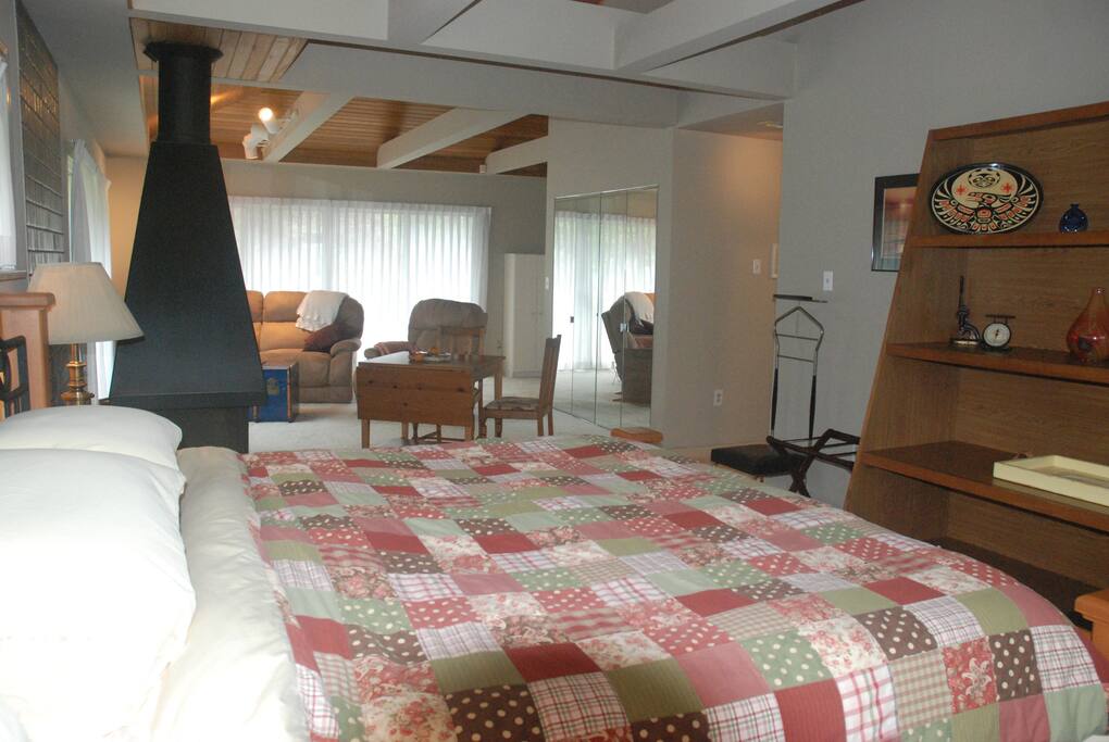 King Size Bed with Memory Foam Mattress and Down Quilt