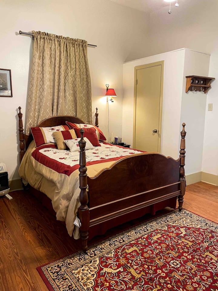 Dormitorio #2. Cama de tamaño completo. Vestidor, mesita de noche y dos armarios. 