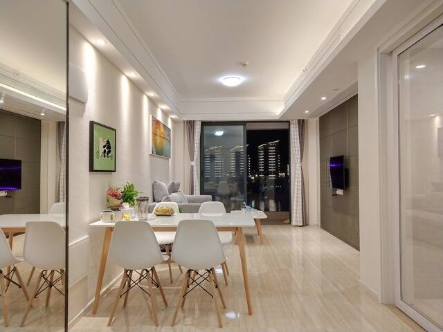 三亚市第一市场高端社区与张嘉译吴京沈腾比邻而居超大落地窗看鹿回头 出海游艇 近大东海 三亚湾