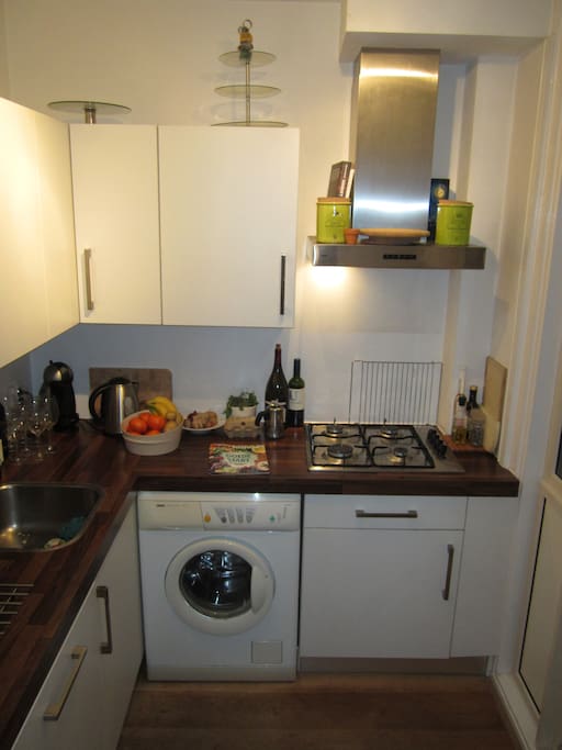 Kitchen (including oven, microwafe, coffee machine et cetera) & washing machine