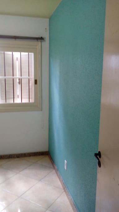 Parede lateral verde será colocado um estofado para pertences, pois ainda não tenho roupeiro.