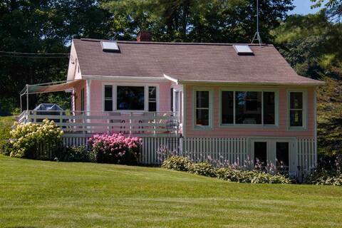 The Pink Cottage on beautiful Damariscotta Lake