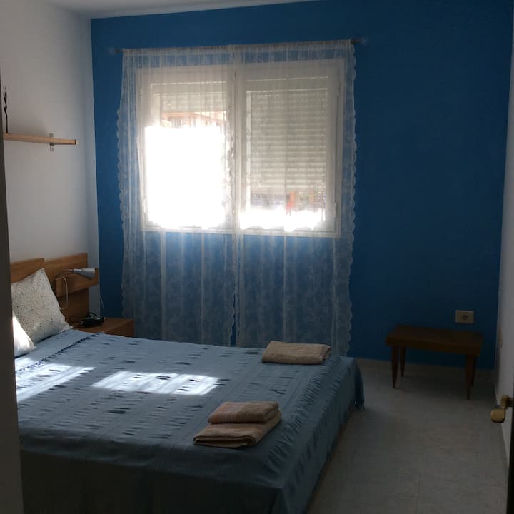 Nga krevati mund të dallosh qiellin blu...