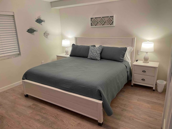 La chambre d'amis peut accueillir 4 personnes avec lit King Size et 2 lits jumeaux superposés