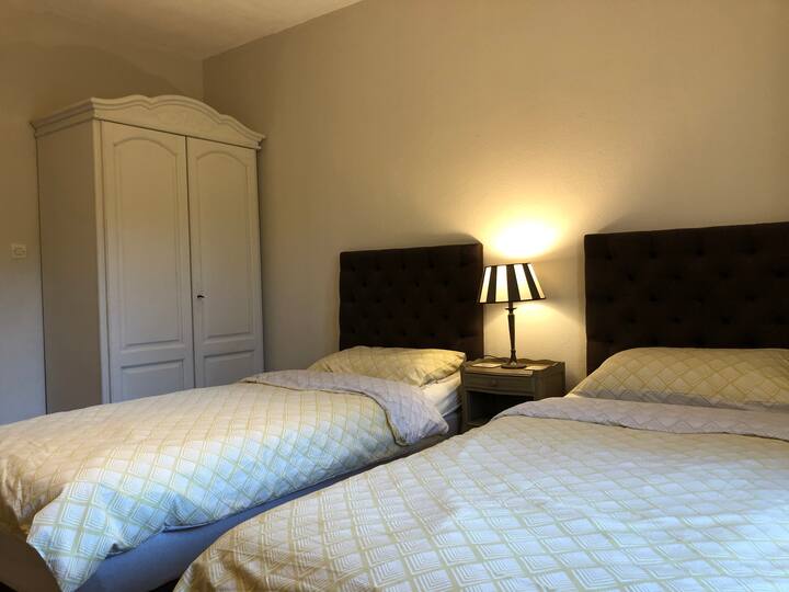 Მეორე საძინებელი ორადგილიანი საწოლით.