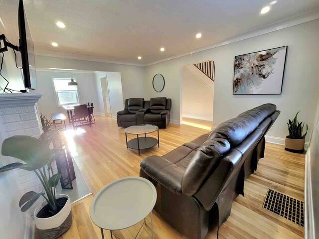 Cozy 5bdrm Hot tub/Arcades/Close to DT and beach gallery image 2