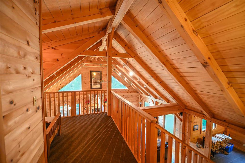 Кревети на поткровје на врвот од скалите пред главната спална соба King