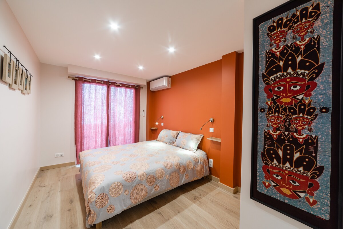 Habitación #1 con cama king size y cuarto de baño contiguo