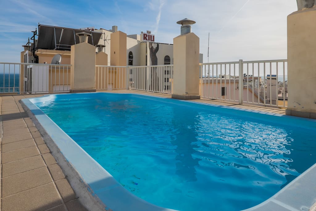 PISCINA EXTERIOR. COMUNITARIA.