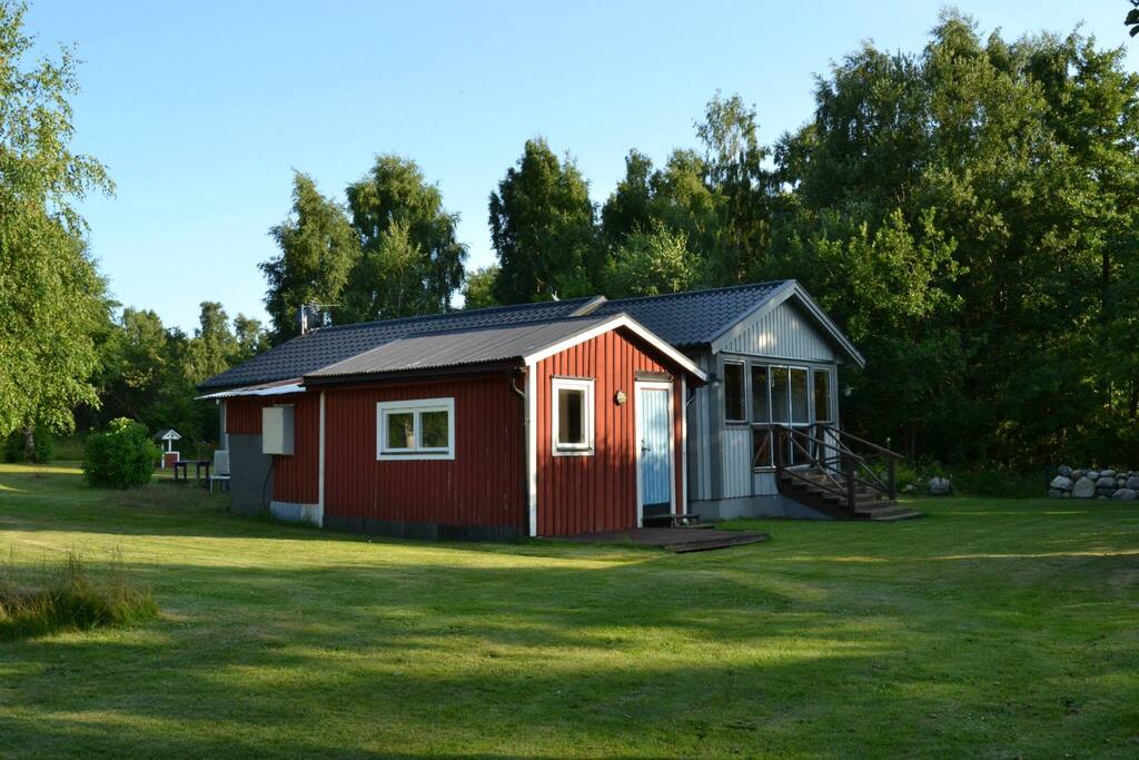 I den röda stugan finns två sängplatser.