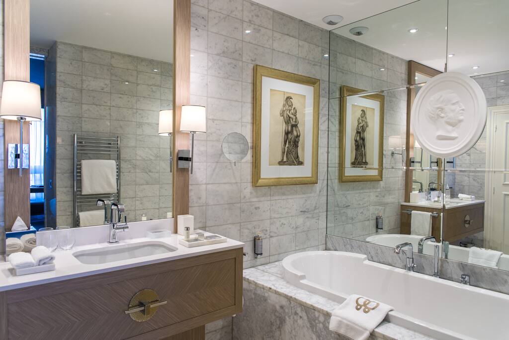 Salle de bain avec produits d'accueil, serviettes